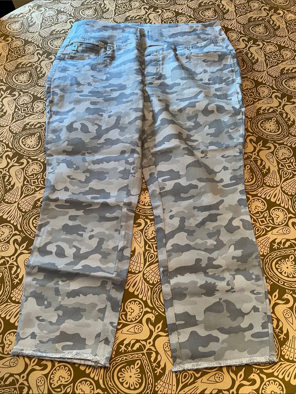 Belle by Kim Gravel Gray Camo Cropped/Capris Jeans